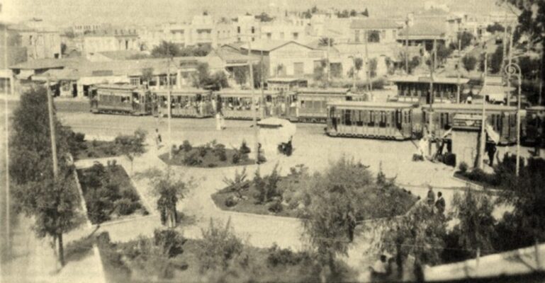 Η Πλατεία Δαβάκη κατά τη δεκαετία του '30, όταν ακόμα ήταν αμαξοστάσιο για τα Τραμ που διάβαιναν την λεωφόρο Θησέως